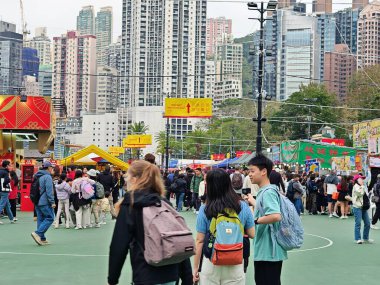 12 Şubat 2026 - Hong Kong, Çin: Hong Kong 'da yeni yıl kutlamalarının canlı ve kaotik bir sahnesi, kültürel enerji ve şenlik renkleriyle dolup taşıyor..