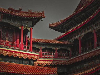 Pekin 'deki geleneksel bir Çin tapınağı ya da bahçe yapısının yakın plan resmi, karmaşık tasarım ve zengin renkler sergileniyor.