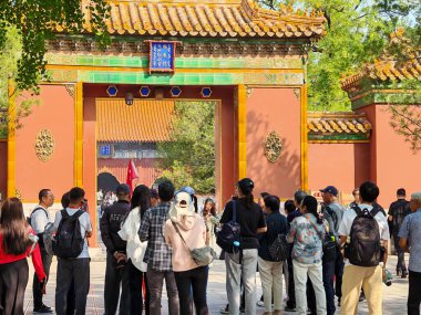 Sep 24 2025 - Pekin, Çin: Pekin 'deki Yonghegong Lama Tapınağı' nda canlı bir manzara sergilenen canlı bir açık hava fotoğrafı, büyük, süslü geleneksel bir Çin tapınağı kapısı, canlı renkler ve canlı bir kalabalık.