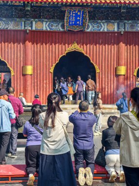 Sep 24 2025 - Pekin, Çin: Geleneksel bir dini tören sırasında Çin 'in Pekin kentindeki Yonghegong Lama Tapınağı' nda canlı bir sahne. İnsanlar büyük, süslü, kırmızı bir tapınağın önünde toplanıyor, manevi önemi simgeliyor..