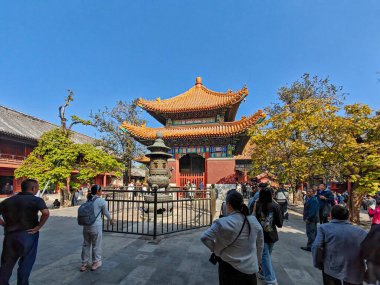 Sep 24 2025 - Pekin, Çin: Pekin, Çin 'deki Yonghegong Lama Tapınağı' nın çok katmanlı altın sarısı çatılı ve belirgin bir Joss Çubuğu içeren açık hava fotoğrafı.