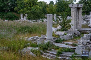 Sep 22 2025 - Pekin, Çin: Bir imparatorluk sarayı veya bahçe kompleksinin kalıntıları, yıpranmış taş sütunlar, çökmekte olan yapılar ve doğal ve insan yapımı elementlerin karışımı içeren aşırı gelişmiş tarihi bir yer.