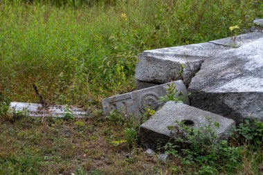 Sep 22 2025 - Pekin, Çin: Pekin 'de tarihi bir imparatorluk bahçesi olan Yuanmingyuan' dan yıpranmış taş blokların yakın görüntüsü, antik bir yapının kalıntılarını ve zamanın geçişini yakalıyor..