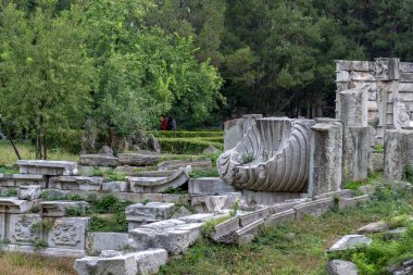 Sep 22 2025 - Pekin, Çin: Büyük bir tarihi yer, Yuanmingyuan imparatorluk bahçesinin engin kalıntıları, Pekin, Çin 'deki antik mimarinin karmaşık taş oymaları ve kalıntıları sergileniyor.