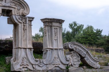 Sep 22 2025 - Pekin, Çin: Çin 'in Pekin kentindeki Eski Yaz Sarayı' ndan (Yuanmingyuan) harabelerin ve mimari kalıntıların yakın çekim görüntüleri, İmparatorluk Bahçeleri 'nin ihtişamını ve tarihsel önemini gözler önüne seriyor..