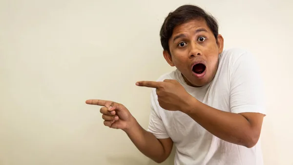 Wow Und Schockierter Gesichtsausdruck Eines Jungen Asiatischen Malaien Weißem Shirt — Stockfoto