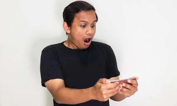 Wow Sjokkert Ansiktsuttrykk Ung Asiatisk Malayisk Mann Med Svart Skjorte – stockfoto