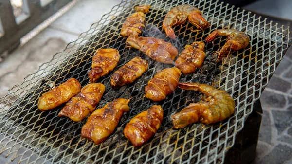 Vista Cerca Calamares Marinados Camarones Cocinan Una Parrilla Caliente Durante —  Fotos de Stock