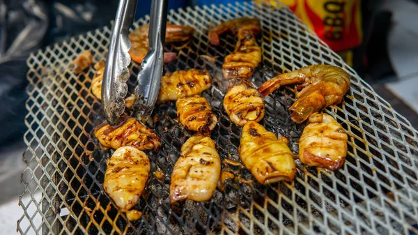 Vista Cerca Calamares Chuleta Marinados Camarones Cocinar Voltear Con Unas —  Fotos de Stock