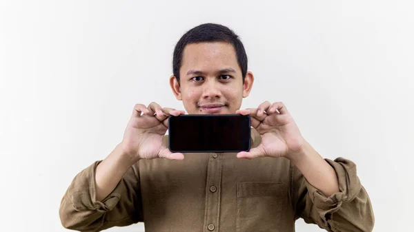 고립된 배경에 화면으로 스마트폰을 아시아인 말레이인의 미소짓는 — 스톡 사진