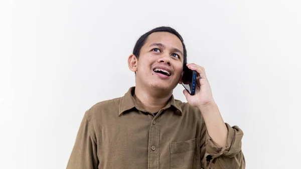 Gledelig Asiatisk Malayisk Mann Som Har God Prat Smarttelefonen Isolert – stockfoto