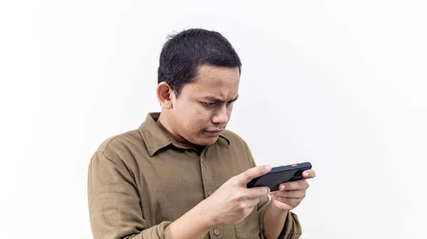 Vážná Soustředěná Tvář Výraz Mladý Asijský Malajský Muž Dívá Smartphone — Stock fotografie