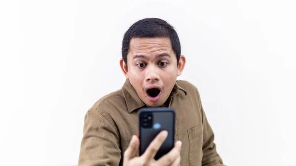 Wow Expression Choquée Visage Jeune Malais Asiatique Regardant Écran Smartphone — Photo