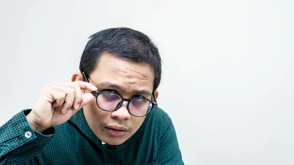 Cara Confusa Homem Malaio Asiático Com Concentrado Camisa Verde Olhando — Fotografia de Stock