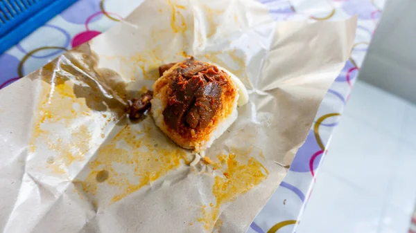 在褐色食品包装上的廉价街道 Nasi Lemak Squid Cutlet Sambal 马来西亚传统食品 — 图库照片