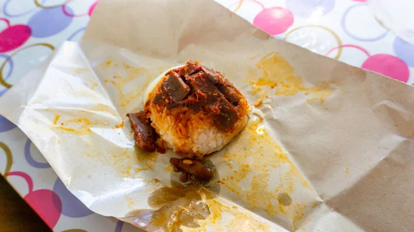 在褐色食品包装上的廉价街道 Nasi Lemak Squid Cutlet Sambal 马来西亚传统食品 — 图库照片