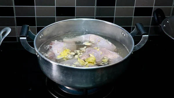 把生鸡肉放在热水中煮沸 使厨房里的肉变软 午餐的食物准备 — 图库照片