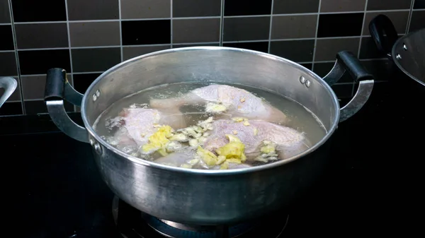 把生鸡肉放在热水中煮沸 使厨房里的肉变软 午餐的食物准备 — 图库照片#