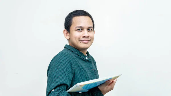 一个身穿绿色休闲衫的亚裔马来人的画像 让我们学习和学习概念 来加入我们吧 — 图库照片