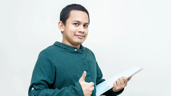 Retrato Hombre Malayo Asiático Con Camisa Verde Casual Sosteniendo Archivos — Foto de Stock