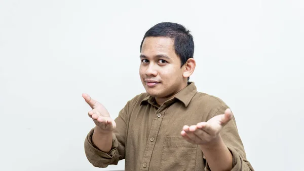 Självsäker Och Glad Ansiktsuttryck Ung Asiatisk Malajisk Man Pekar Finger — Stockfoto