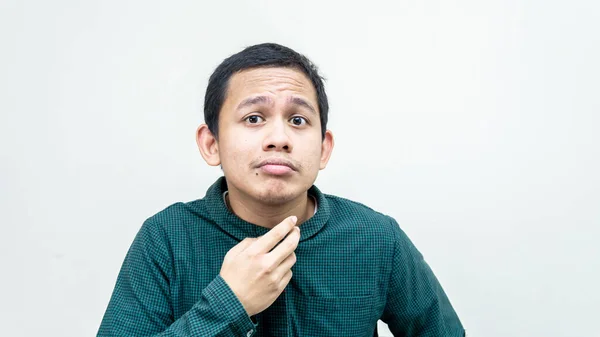 Retrato Jovem Asiático Malaio Homem Segurando Queixo Verificando Seu Rosto — Fotografia de Stock