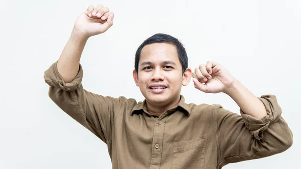 Щасливий Збуджений Вираз Обличчя Молодого Малайського Чоловіка Який Відзначає Досягнення — стокове фото