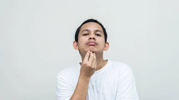 Retrato Jovem Asiático Malaio Homem Segurando Queixo Verificando Seu Rosto — Fotografia de Stock