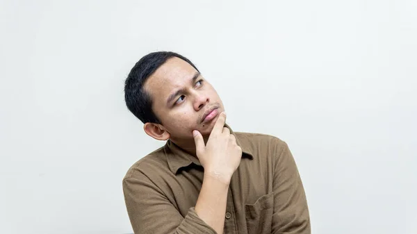 Expressão Facial Confusa Pensante Jovem Homem Malaio Asiático Com Mão — Fotografia de Stock