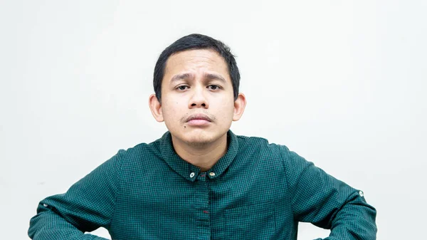 Retrato Joven Malayo Asiático Mirando Cámara Con Expresión Cara Molesta — Foto de Stock