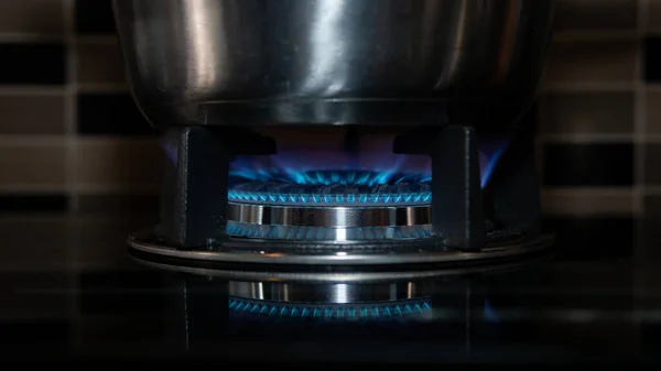 Närbild Visa Gasspis Matlagning Mat Metall Potten Köket Med Blå — Stockfoto