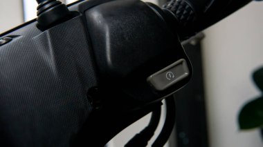 Motosiklet motorunun görüntüsünü kapat Başlat düğmesine bas.