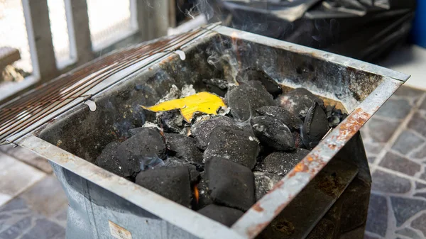 Brillante Montones Briquetas Carbón Usando Arranque Fuego Dentro Caja Parrilla —  Fotos de Stock