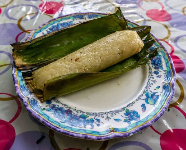 음식을 바나나 잎으로 말레이어 전통적 후식인 — 스톡 사진