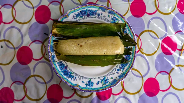 豆瓣糖 一种马来人传统的甜食 用盘烤糯米包裹 用香蕉叶塞满味道鲜美的填料 — 图库照片