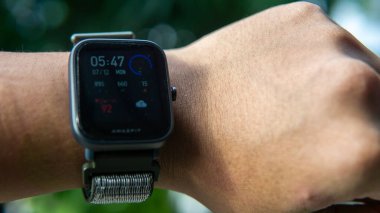 Sungai Buloh, Malezya - 12 Temmuz 2021: bileğinde Smartwatch Amazfit Bip U Pro. O, saat şeklinde takılabilir bir bilgisayardır. Verileri akıllı telefona senkronize edebiliyor. Nesneye seçici odaklanma.