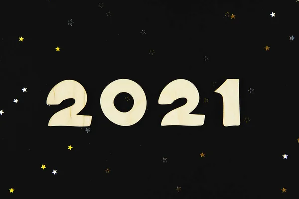 Ξύλινοι αριθμοί 2021 σε μαύρο φόντο. — Φωτογραφία Αρχείου