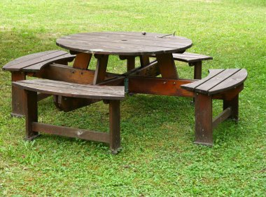 banklar ortada çim Bahçe masasi