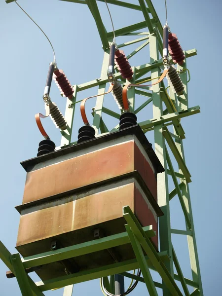 Transformateur haute tension sur pylône métallique — Photo