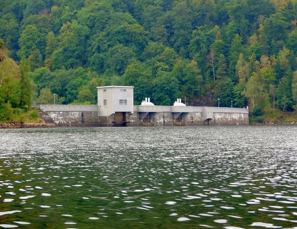 Pequeno reservatório de água com barragem — Fotografia de Stock