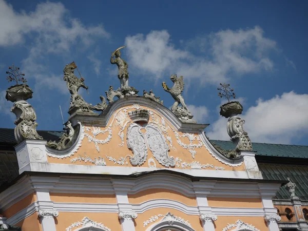 Cara frontal del edificio del castillo con estatuas — Foto de Stock