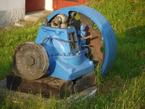 Viejo motor oxidado azul que pone en la hierba —  Fotos de Stock