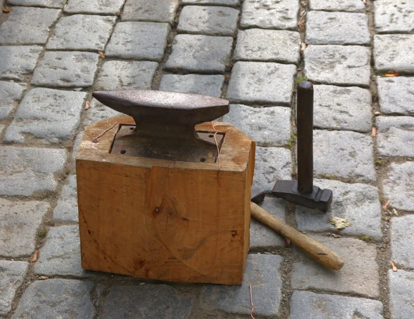 Старий маленький ковадло на дерев'яній основі з молотками — стокове фото
