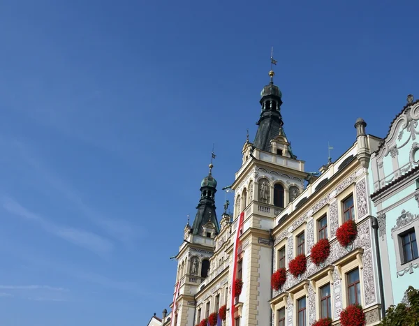 Edificio adornado con banderas y flores en las ventanas — Foto de Stock