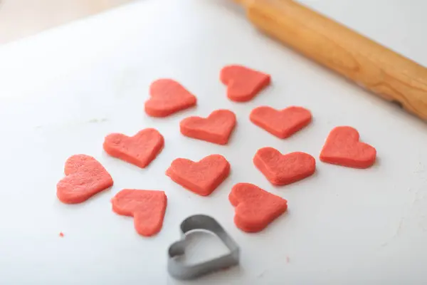 Pastelería Corteza Corta Con Tinte Rojo Para Hacer Galletas Para —  Fotos de Stock