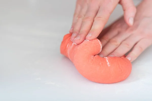 Una Mujer Hace Galletas Caseras Del Día San Valentín Masa — Foto de Stock