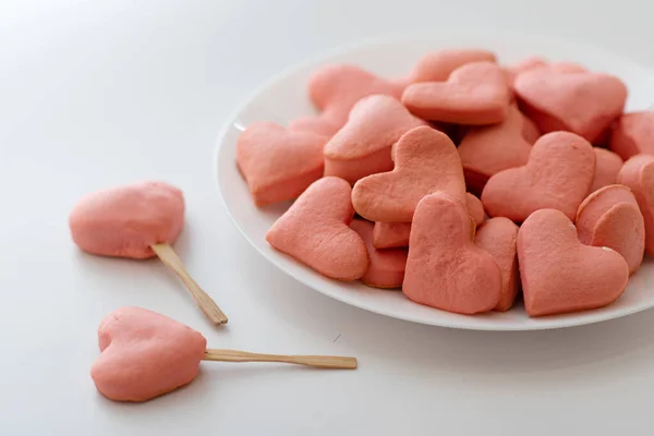 Domácí Růžové Sušenky Valentýna Izolované Bílém Pozadí Koncept Symbolu Svátků — Stock fotografie