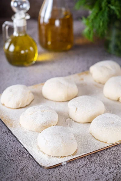 Het Proces Van Het Maken Van Zelfgemaakte Pizza Pluizig Pizzadeeg — Stockfoto