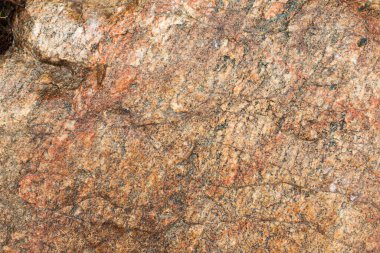 Arka plan için kırmızı granit taş dokusu. Yağmurdan dolayı ıslak taş yüzeyi.