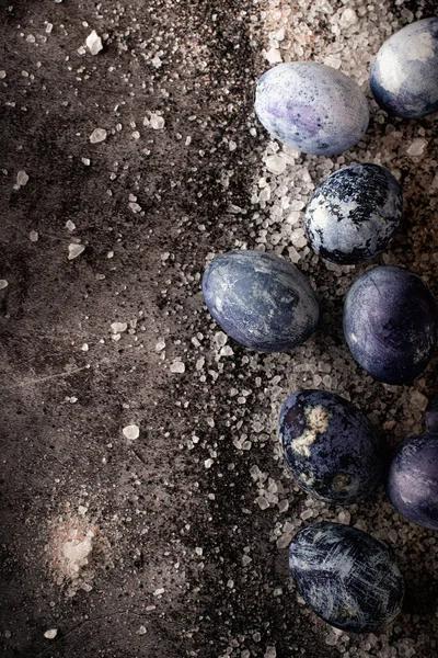Εξωδιαστημική έννοια. Νεκρή ζωή αλατιού και αυγών σε τσιμεντένιο φόντο. Μαρμάρινα πασχαλινά αυγά με τη μορφή γαλακτώδους αυγού. — Φωτογραφία Αρχείου